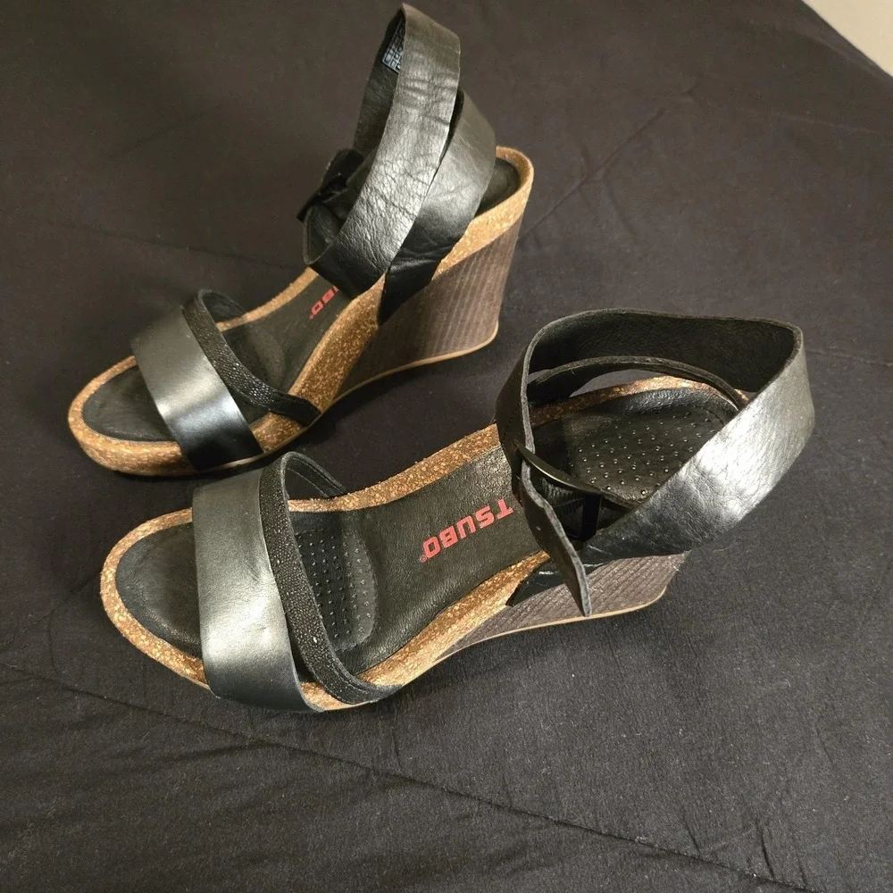 Tsubo Sandals Womens Size 8 Black Leather Strappy Ankle Strap Wedge Heel Comfort